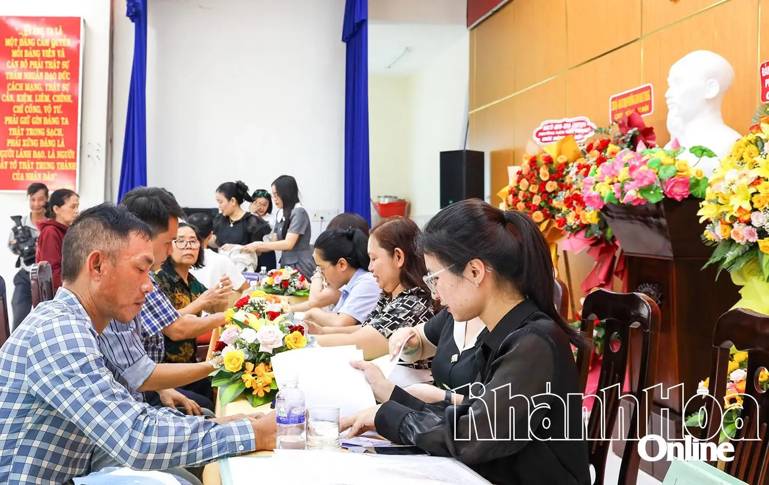 Người dân nhận tiền bồi thường dự án khu đô thị hỗn hợp thành phố Nha Trang