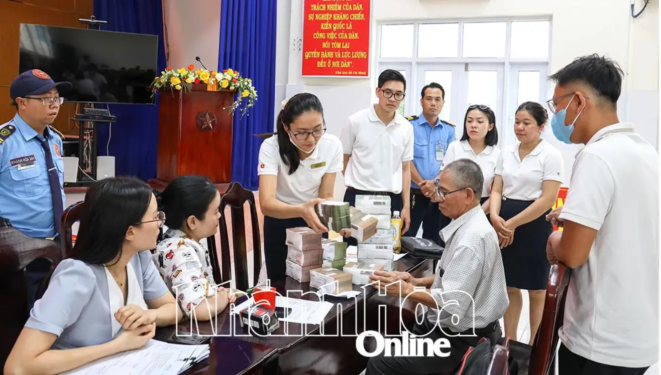Người dân nhận tiền bồi thường hỗ trợ tái định cư đợt 2 tại phường Nam Nha Trang